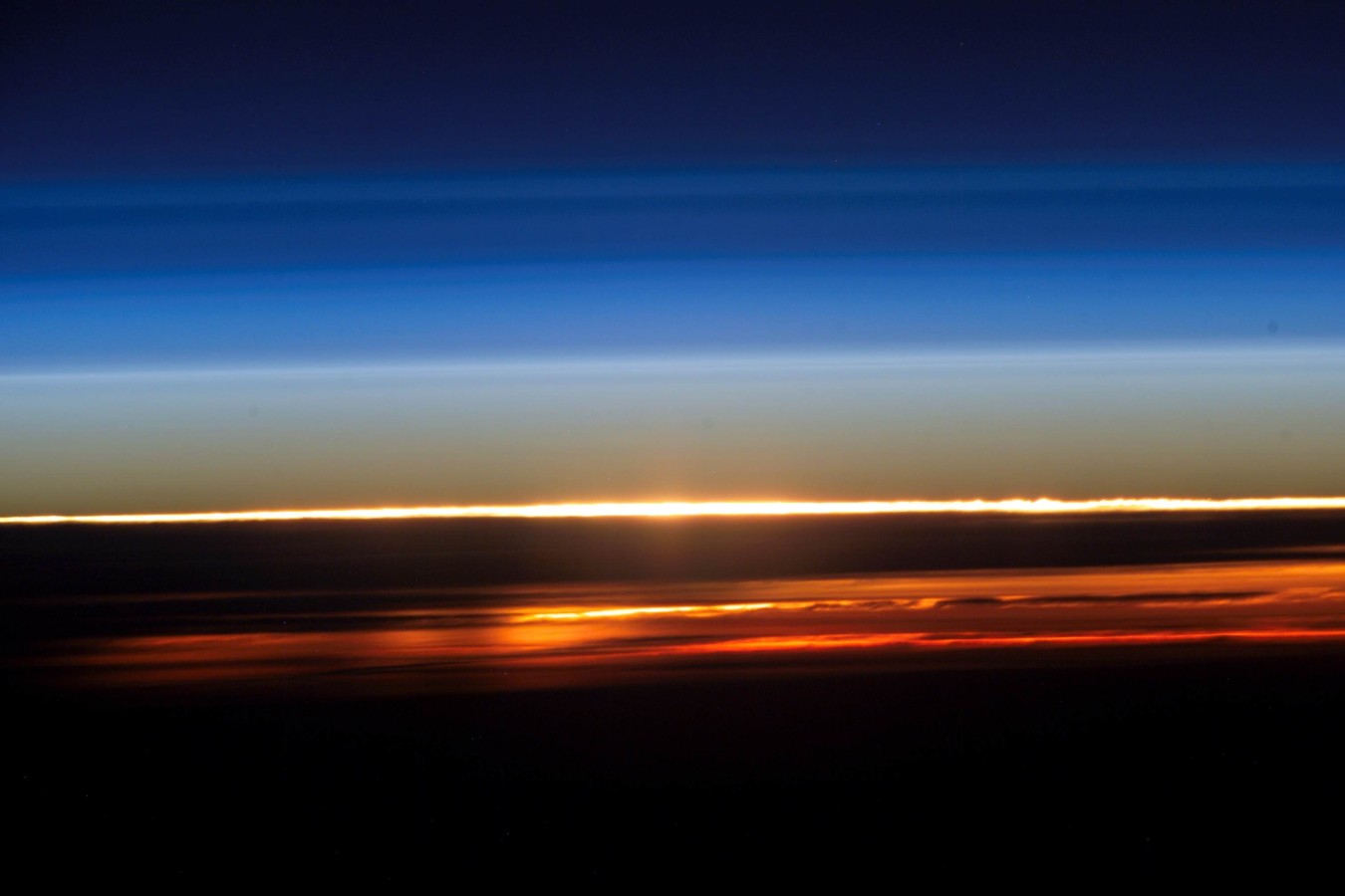 Sonnenuntergang auf der Erde von der ISS gesehen